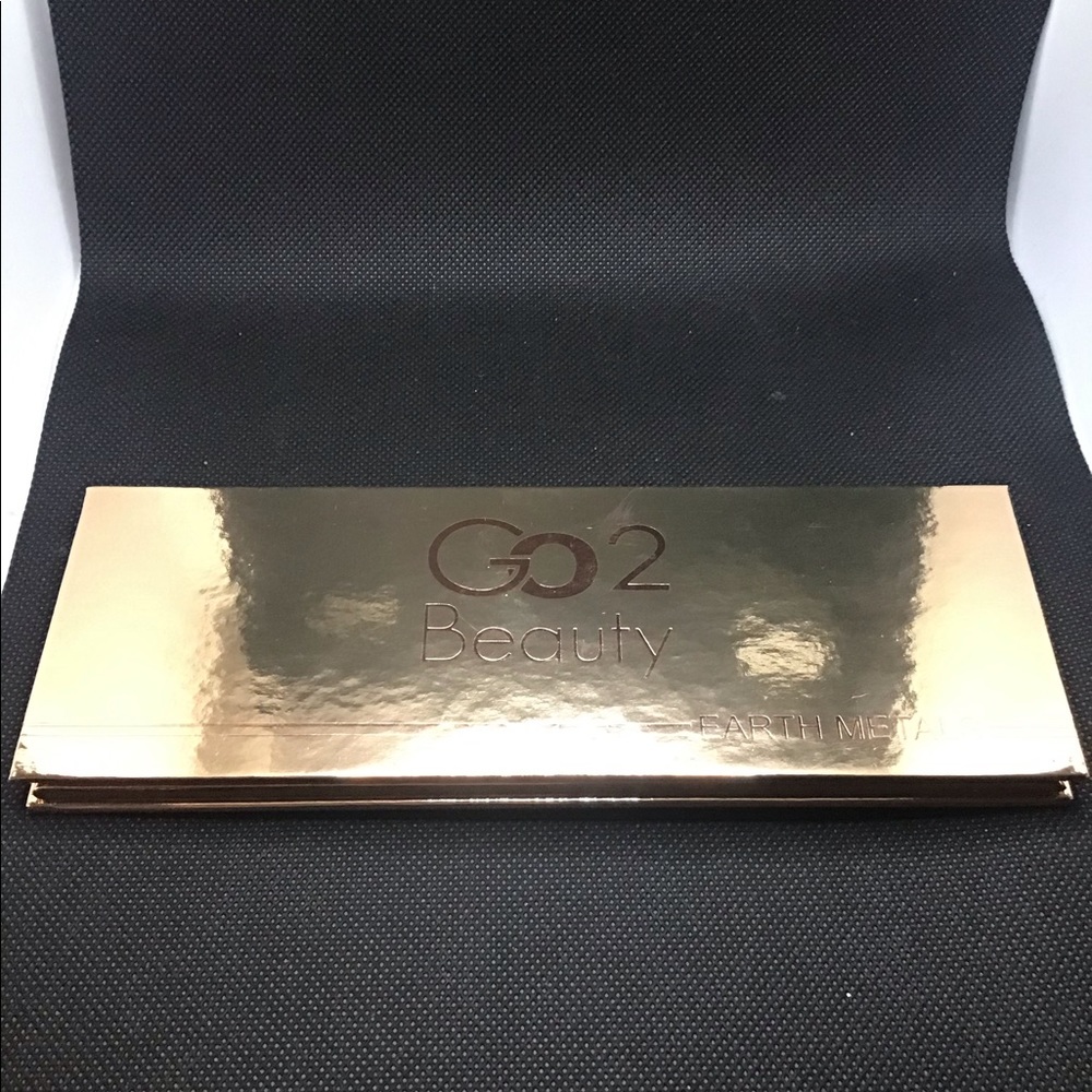 Go 2 Beauty Earth metals eyeshadow palette